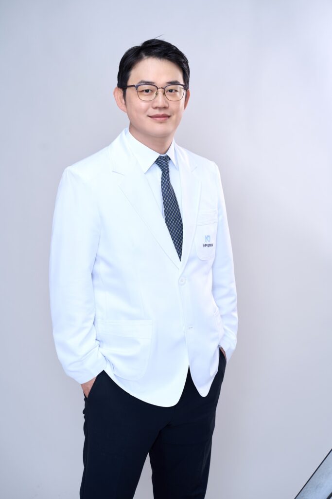 논현역 뉴데이성형외과 대표원장의 흰 가운 차림 프로필 사진
