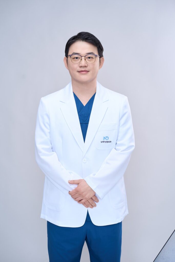논현역 뉴데이성형외과 대표원장이 흰 가운을 입고 두 손을 모은 프로필 사진