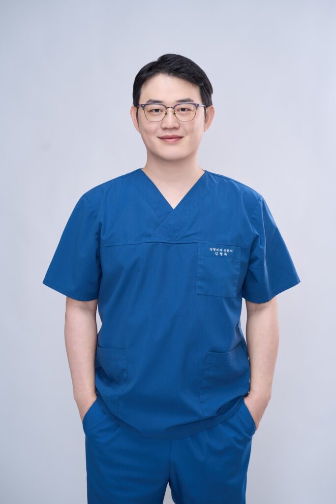 논현역 뉴데이성형외과 대표원장의 수술복 차림 프로필 사진