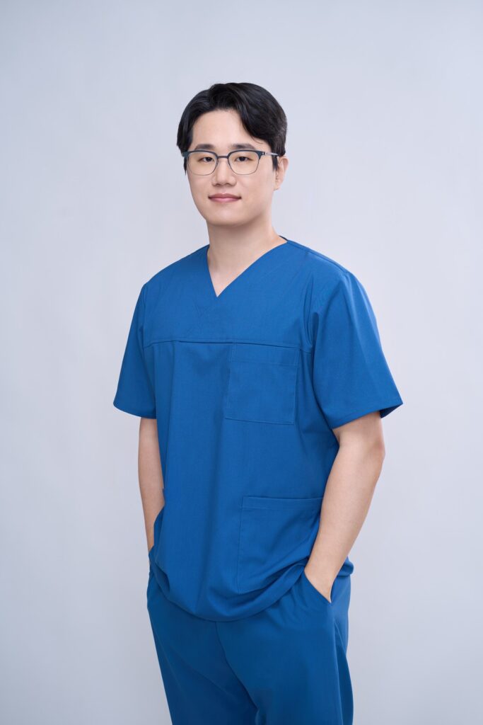 논현역 뉴데이성형외과 원장의 수술복 차림 프로필 사진